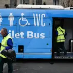 Toilet Bus Debutta a Milano: Autobus con WC, Lavandini e Fasciatoio