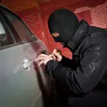 Rubare Auto in Pochi Secondi con Piccolo Congegno: Automobilisti e Compagnie Assicurative Tremano