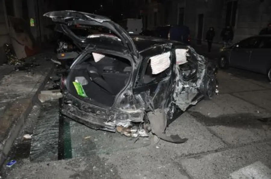 Torino, Due Fratelli Morti in Incidente Stradale: Fiat Punto contro Semaforo