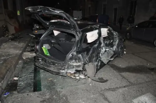Torino, Due Fratelli Morti in Incidente Stradale: Fiat Punto contro Semaforo