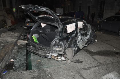 Torino, Due Fratelli Morti in Incidente Stradale: Fiat Punto contro Semaforo