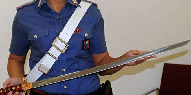 Scampia, Padre Geloso Colpisce con Katana Fidanzato Figlia