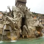 Roma, Turista Nudo in Fontana Piazza Navona: Consigliera Naim Posta Video su Facebook