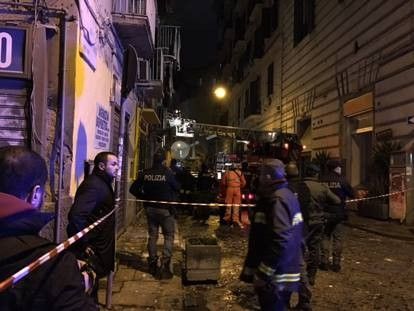 Napoli: Esplosione in via Basile, Danni e Auto Ribaltata