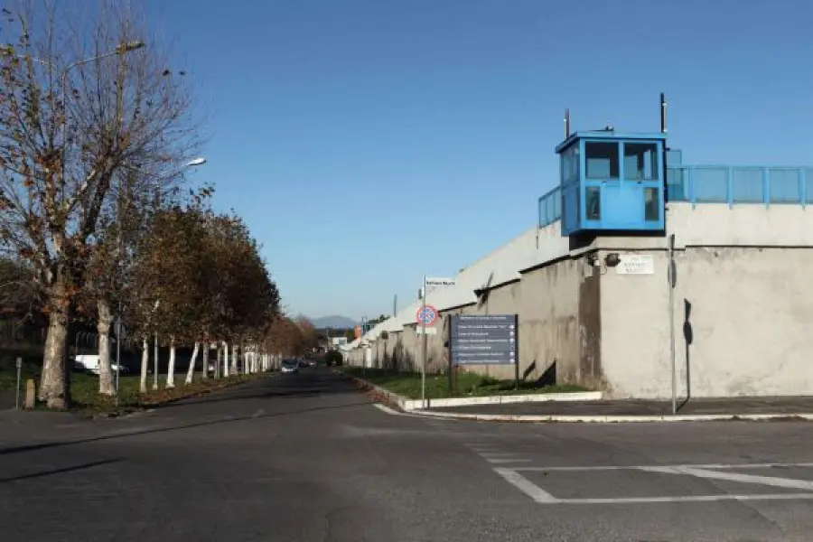 Romeni Evadono dal Carcere Romano di Rebibbia: Sbarre Segate