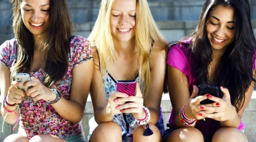 Safer Internet Day: Adolescenti Italiani Dipendenti da Facebook e WhatsApp