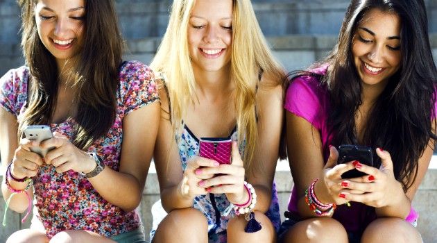 Safer Internet Day: Adolescenti Italiani Dipendenti da Facebook e WhatsApp