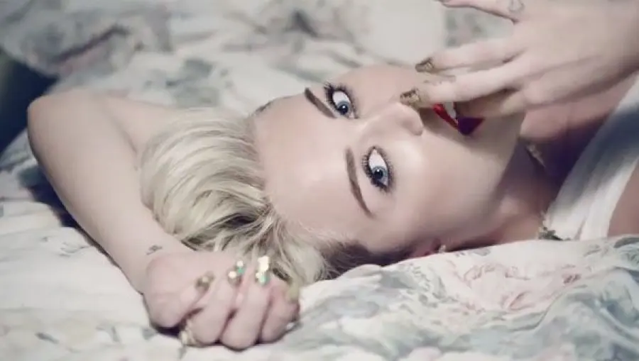 Miley Cyrus Nuda su Instagram e Protagonista Serie Tv con Woody Allen