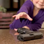 Alabama, Trova Pistola Carica sul Comodino e Spara alla Sorellina (VIDEO)