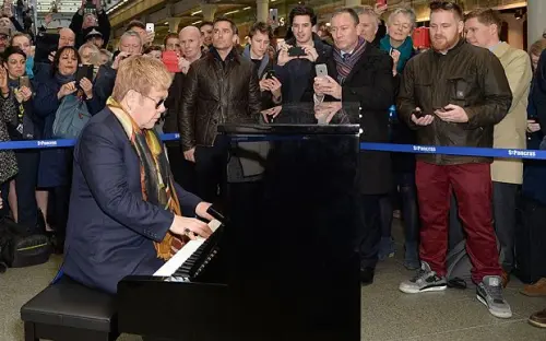 Elton John Suona Pianoforte alla Stazione di Londra per Promuovere 