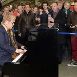 Elton John Suona Pianoforte alla Stazione di Londra per Promuovere "Wonderful Crazy Night"