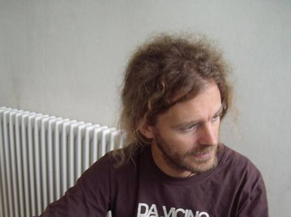 Professore Licenziato perché Fece Pipì in Cespuglio: Allievi lo Difendono e Creano Pagina Fb