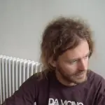 Professore Licenziato perché Fece Pipì in Cespuglio: Allievi lo Difendono e Creano Pagina Fb