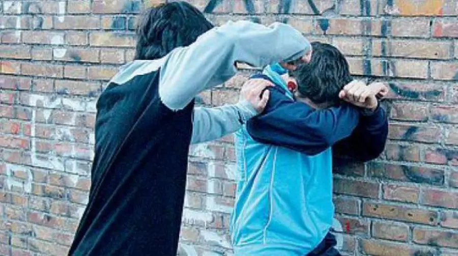 Bullismo a Bologna: 16enne Umiliato e Ferito con Cutter