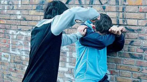 Bullismo a Bologna: 16enne Umiliato e Ferito con Cutter