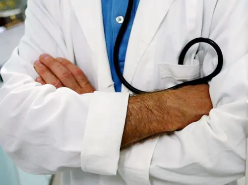 Medico Legale Alterava Pratiche Prepensionamenti: Arrestato