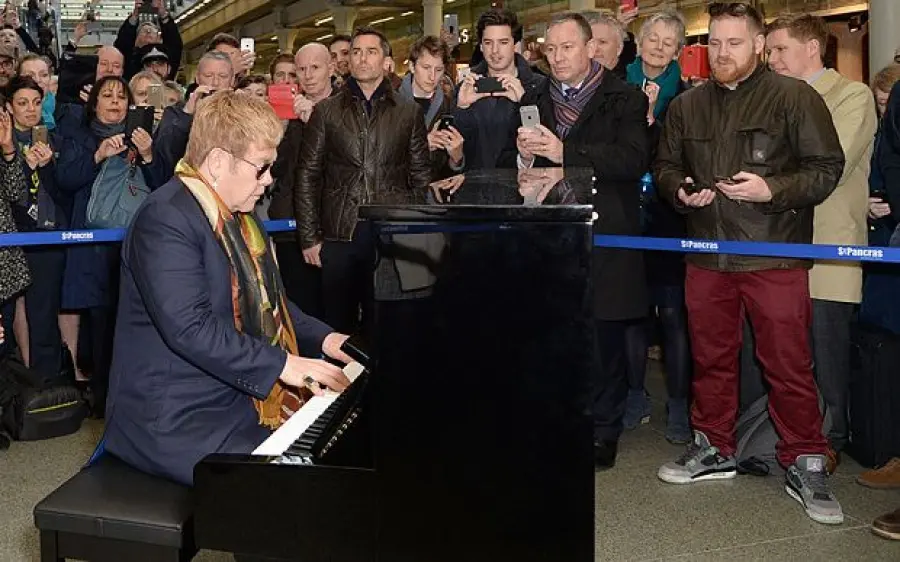 Elton John Suona Pianoforte alla Stazione di Londra per Promuovere "Wonderful Crazy Night"