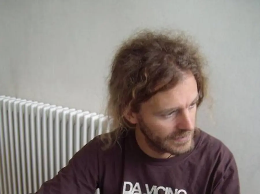 Professore Licenziato perché Fece Pipì in Cespuglio: Allievi lo Difendono e Creano Pagina Fb