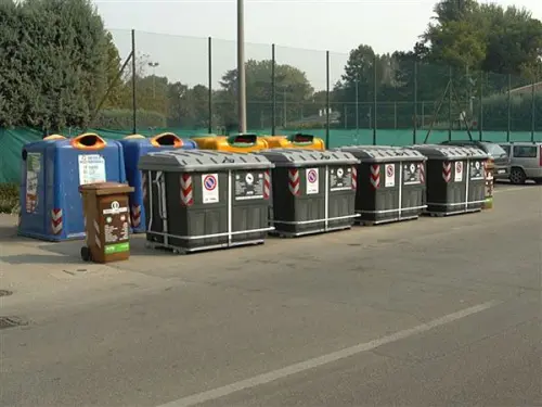 Modena, Nigeriana Abbandona Neonato in Cassonetto: Bimbo Morto