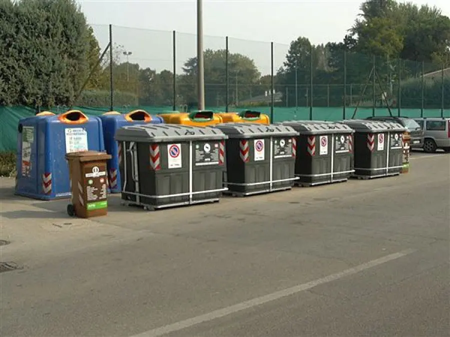 Modena, Nigeriana Abbandona Neonato in Cassonetto: Bimbo Morto