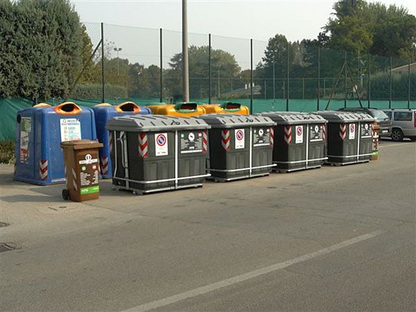 Modena, Nigeriana Abbandona Neonato in Cassonetto: Bimbo Morto