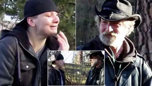 Clochard Entra in Autogrill, Cassiera lo Riconosce: E' Padre Scomparso 20 Anni prima