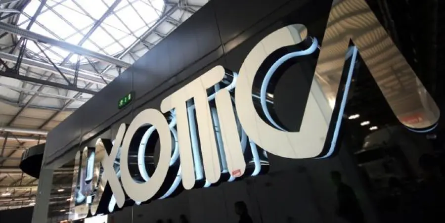 Luxottica, CEO Khan Lascia Incarico: Liquidazione Faraonica