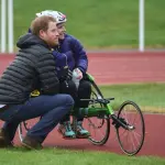 Principe Harry Aiuta Atleta Paralimpica Caduta da Sedia a Rotelle