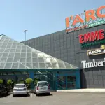 Capena, cade in tromba ascensore centro commerciale Arca: dipendente è grave