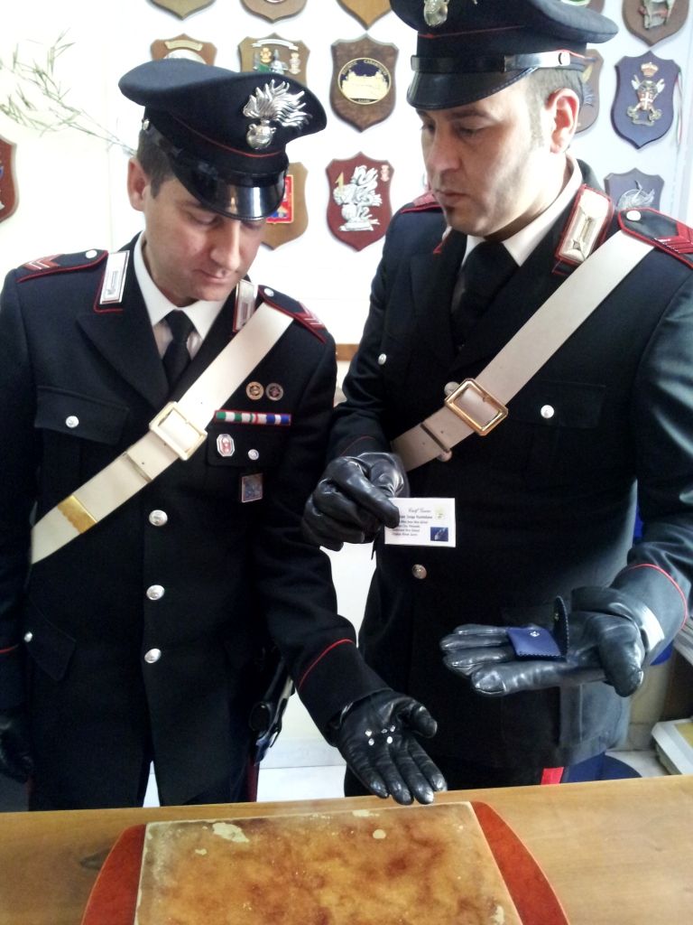 Roma, falsi diamanti venduti ad anziani per 3.000 euro: 3 denunce