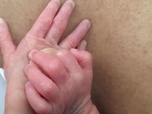 Gemelli appena nati si tengono per mano: video virale su Facebook