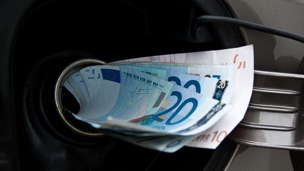 Benzina costa cara per accise e Iva: prezzi carburanti al top in Italia