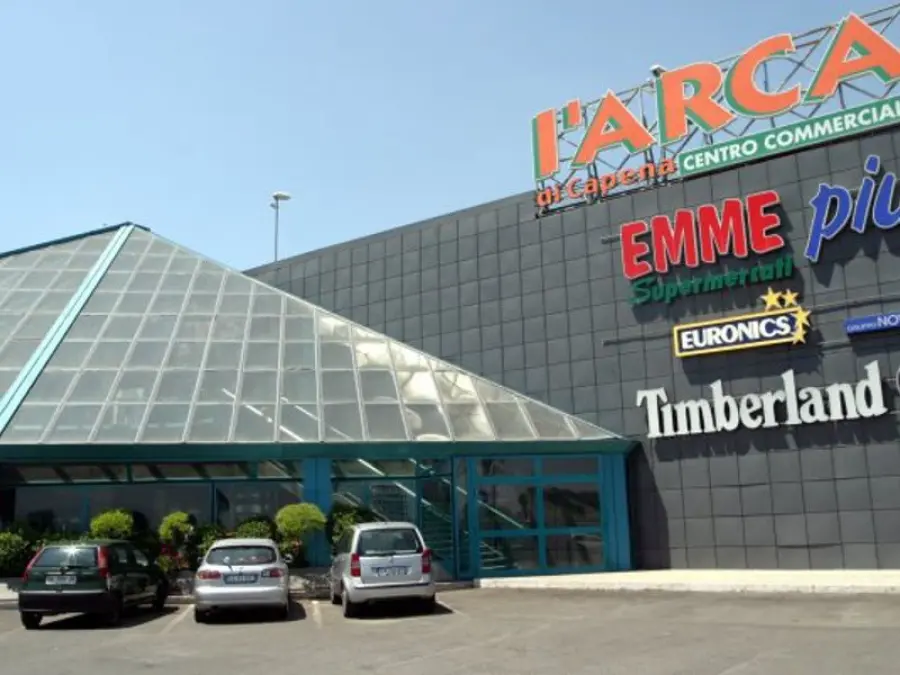 Capena, cade in tromba ascensore centro commerciale Arca: dipendente è grave