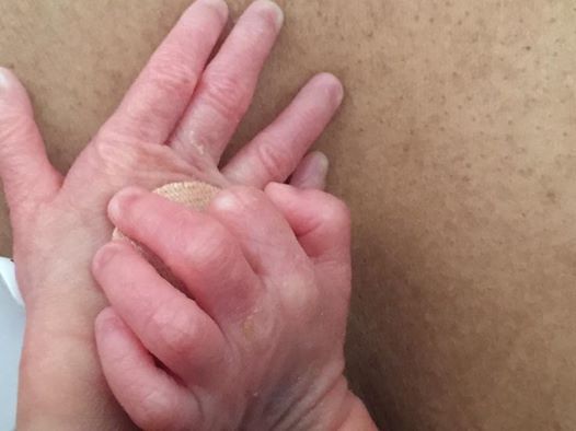 Gemelli appena nati si tengono per mano: video virale su Facebook