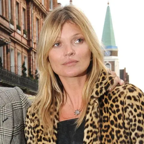 Kate Moss compie 42 anni: servizio fotografico per Equipment