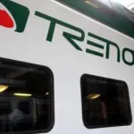 Garlasco: 15enne intrappolata in porta treno e trascinata