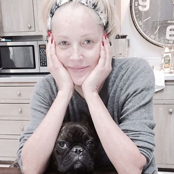 Sharon Stone senza trucco su Instagram: "Rispondendo alle mail con Joe in una giornata piovosa"