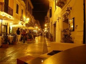 Pescara, padre invoglia figlio 3 anni a rubare patatine