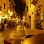 Pescara, padre invoglia figlio 3 anni a rubare patatine