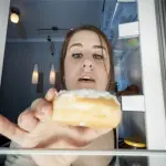 Spuntini notturni compromettono linea e memoria: bisogna evitarli?