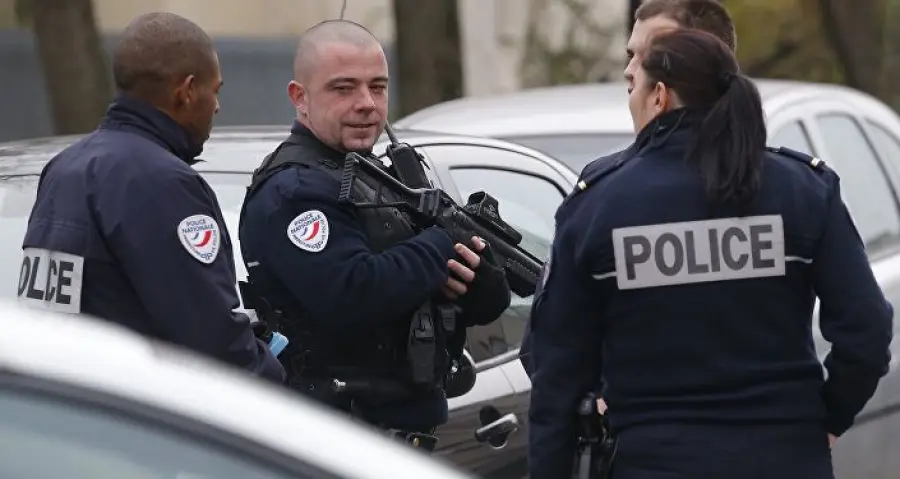 Parigi: attentato sventato, urla "Allah Akbar" e viene ucciso da poliziotti