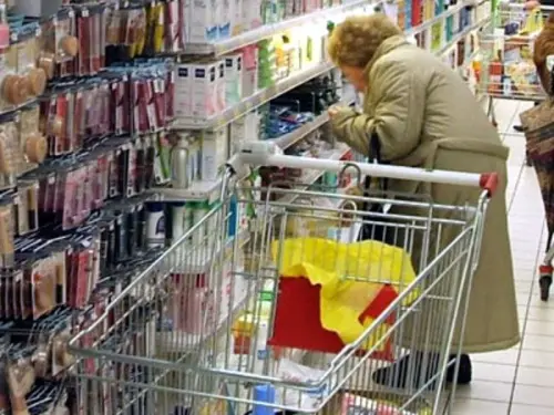 Natale: nonna povera ruba caramelle per nipoti, carabinieri saldano conto