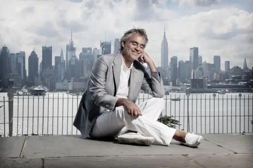 Andrea Bocelli improvvisa concerto a New York per senzatetto: gesto filantropico che gli fa onore