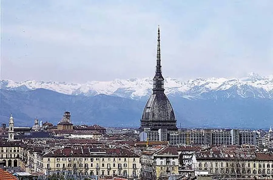 Allarme bomba a Torino: ordigno segnalato dentro Mole Antonelliana
