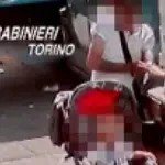 Torino, droga a Piazza della Repubblica: padre si buca davanti al figlio