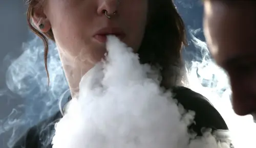 Sigaretta elettronica crea dipendenza come classiche bionde: evitare e-cig?