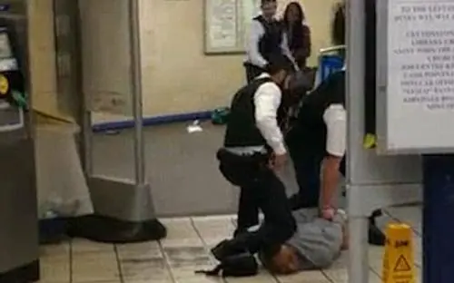 Londra, aggressione con machete in metro: 