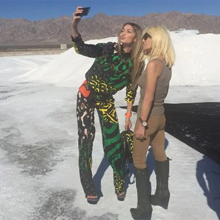 Donatella Versace inaugura profilo Instagram con Gigi Hadid