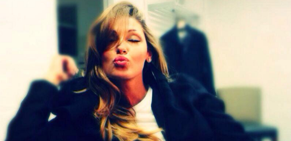 Anna Tatangelo, carambola sulla A1 a bordo della sua Porsche Cayenne: illesa