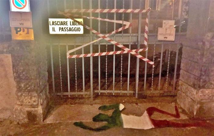 Skinheads tappezzano Vicenza di locandine contro ius soli: Caritas e Pd nel mirino